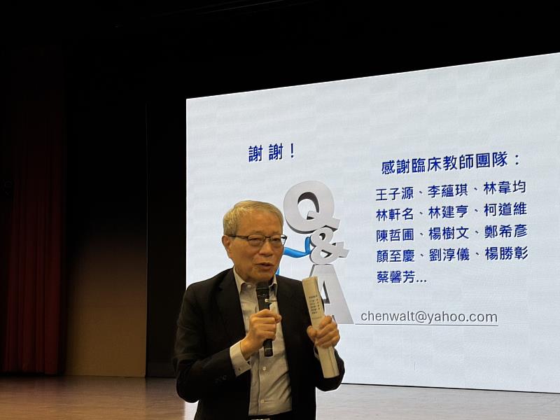 鄭隆賓執行長致詞與醫師同仁交流。