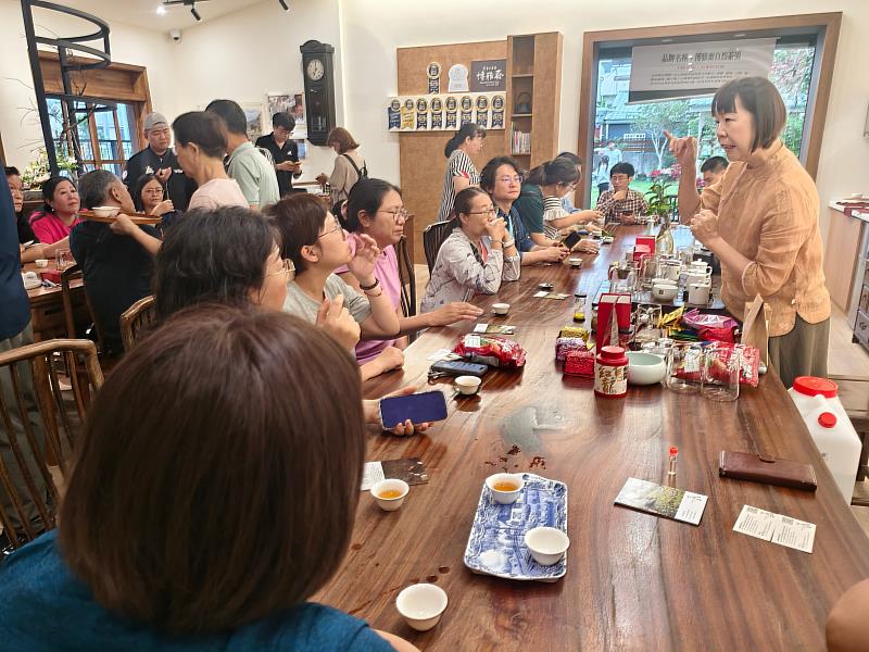 透過茶藝體驗與風味分享，於博雅齋促進跨域交流與學習。