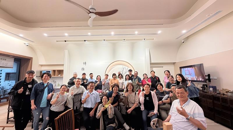 與會人員於活動尾聲合影留念，展現跨域交流的豐碩成果。
