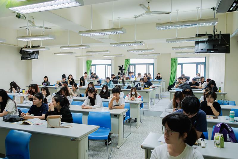 數位培力說明會吸引逾70名學生參與，現場與線上同步進行。