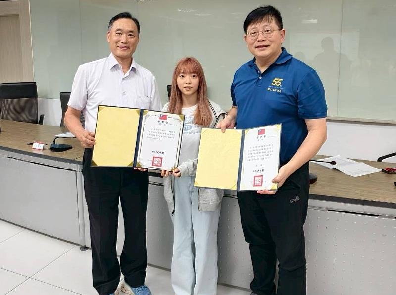 南臺科大校長黃能富、餐旅系主任葉佳聖共同祝賀獲獎學生羅芮安。羅同學在麵包製作領域展現匠心，透過對細節的極致追求榮獲佳作，展現出南臺人專業紮實、不畏挫折的領航精神。