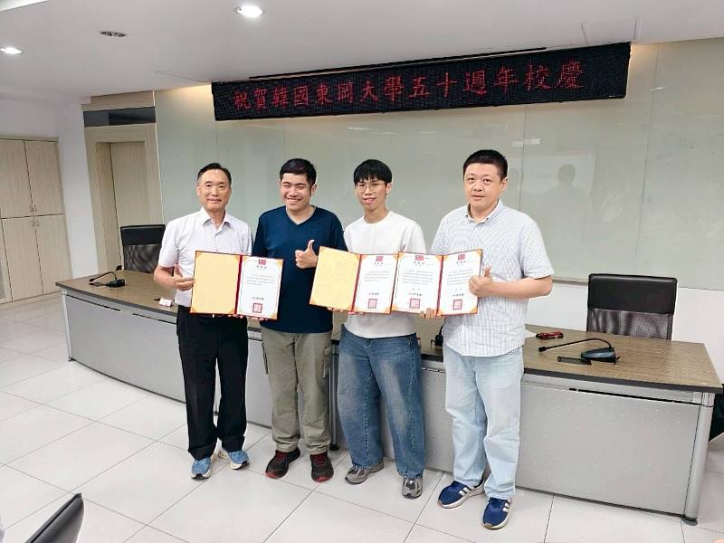 南臺科大校長黃能富、資工系主任洪國鈞與「網路安全」職類獲獎選手吳子龍、陳冠霖合影。該雙人團隊憑藉敏銳的攻防邏輯與絕佳默契，在技術門檻最高的賽事中突圍奪下第4名，展現資工系系統化培訓體系成功將理論轉化為實戰能量，使學生專業素養與全球產業脈動高度契合。