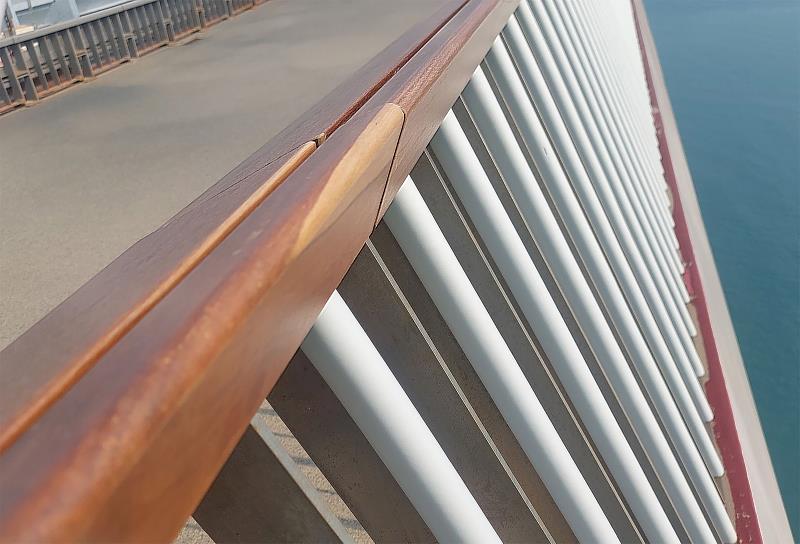 淡江大橋欄桿鋼板上加裝「U型防撞泡棉條」，成功擾亂氣流，降低噪音。（圖／淡江大學提供）