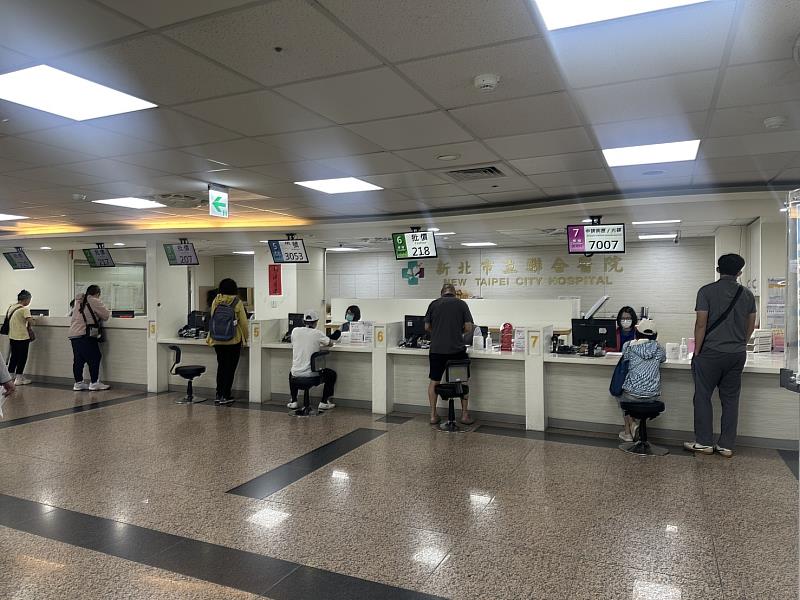 新北市立聯合醫院掛號櫃檯。