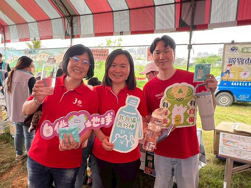 新竹環保咖民眾自備循環杯宣導照片。