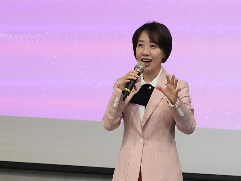 僑務委員會副委員長李姸慧致詞。