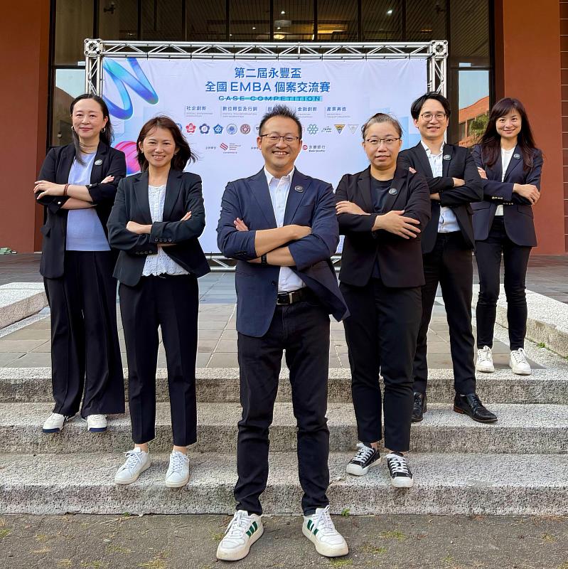 政大EMBA「六重奏」，由隊長徐瑞伯領軍，他形容：「我們就像一支六人的交響樂團，各司其職卻又彼此支撐，在碰撞中尋找共鳴，共同演奏出最棒的樂曲。