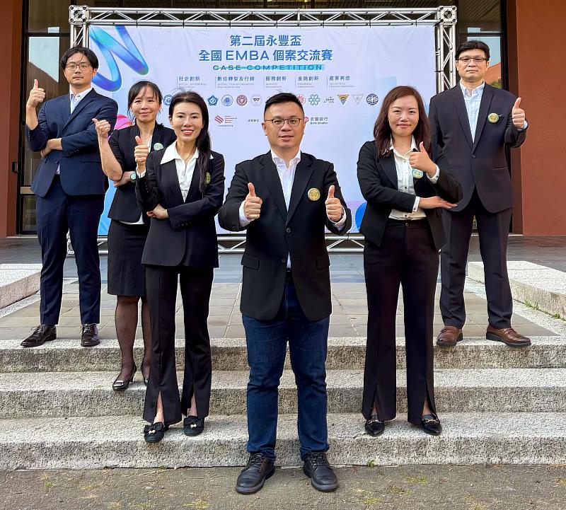 政大EMBA「造局者」由隊長沈明輝領軍，他表示：「這段並肩作戰的歷程，絕對超越名次的價值。」對團隊而言，個案競賽真正留下的，不只是獎項，更是在高壓情境下建立的判斷力、合作默契與管理思維。