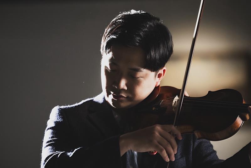 魏靖儀曾於卡內基音樂廳、布魯塞爾王家美術宮等國際舞台展現精湛琴藝。