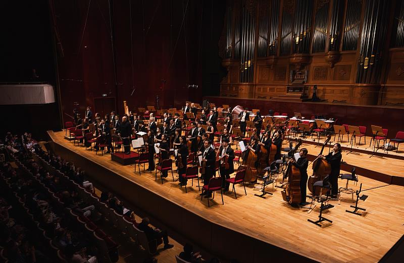 長榮交響樂團致力於拓展國際視野，邀請多元特質的首席，與樂團共同提升演出品質。