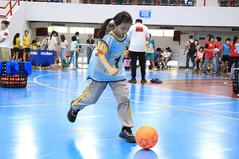 嘉義市適應體育融合運動會足球射門比賽。
