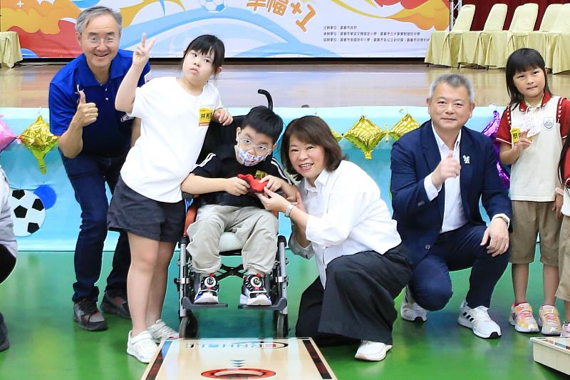 黃敏惠市長與林瑞彥副市長和學生代表共同投擲布袋球揭開序幕。