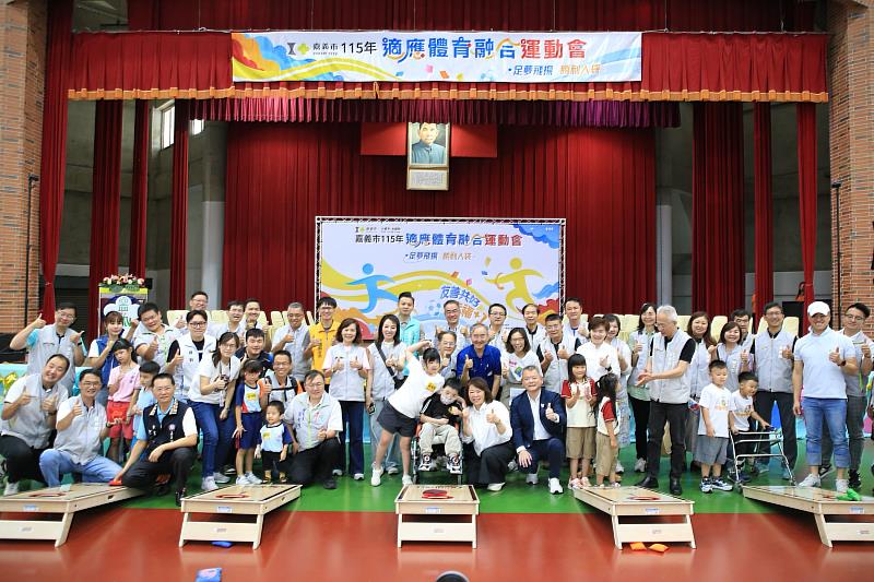 黃敏惠市長與林瑞彥副市長和學生代表共同投擲布袋球揭開序幕。