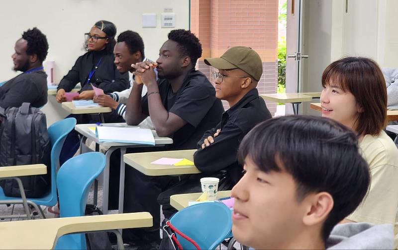 學員專注聆聽指示。