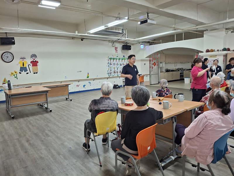 楊泰和教授向長輩說明菱殼炭活動。