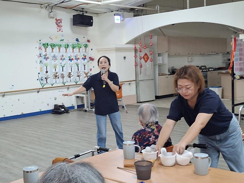 企管系碩士班學生帶領長輩進行活動。