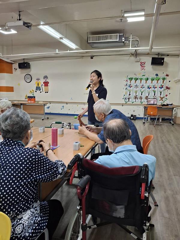 企管系碩士班學生帶領長輩手作擴香石。