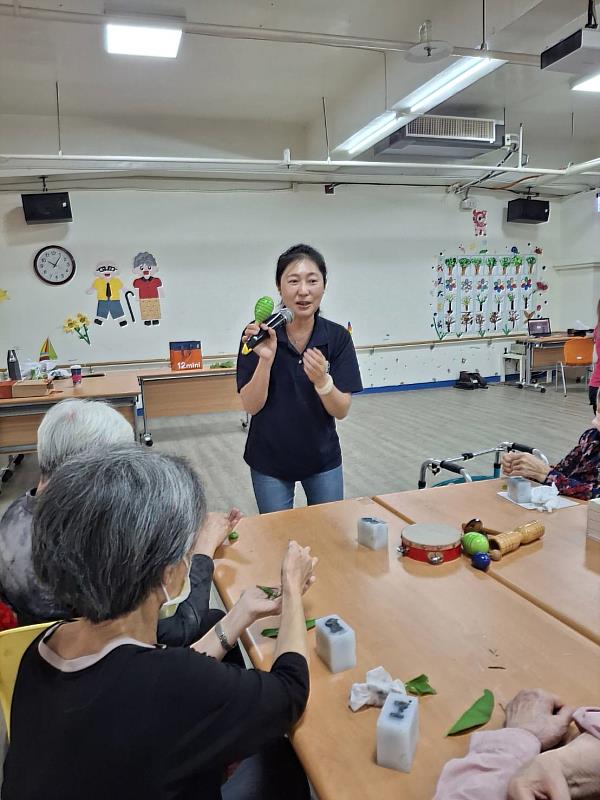 企管系碩士班學生與長輩進行互動。