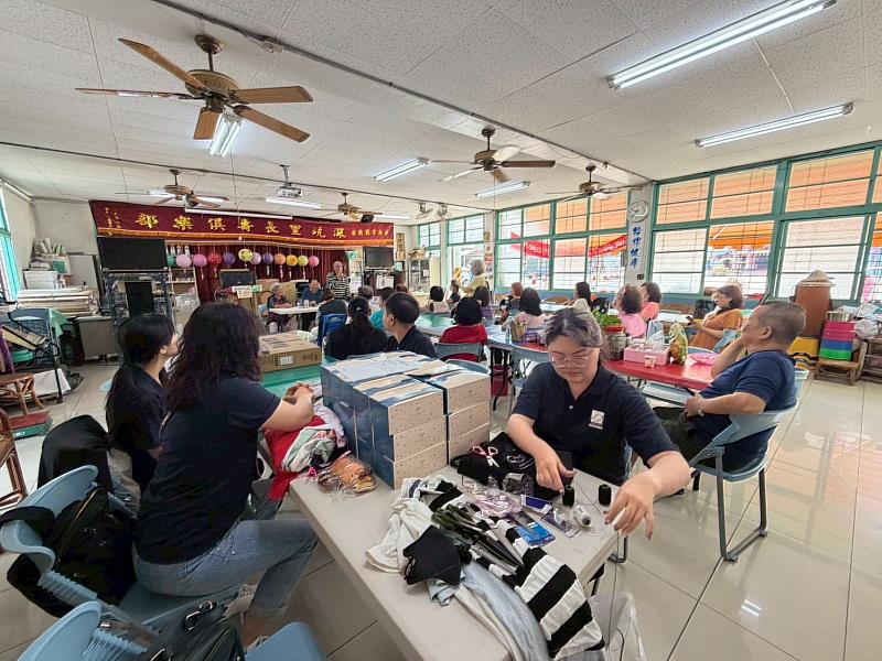 崑大企管碩專班深入連結社區並推廣減碳綠生活。