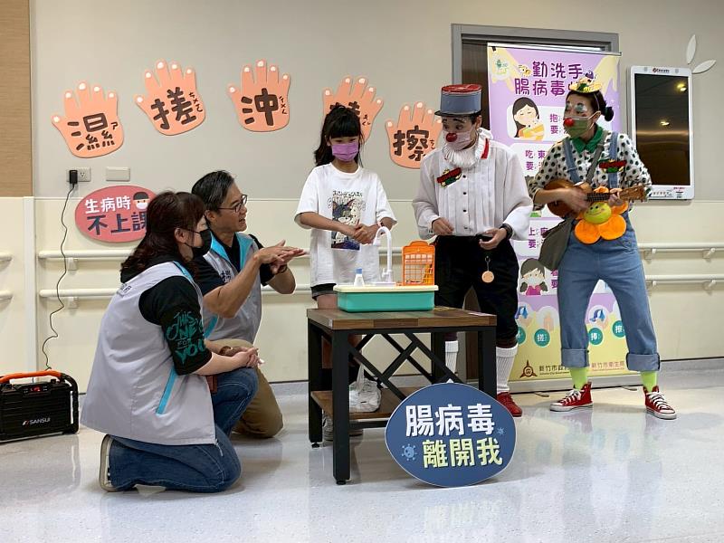 林副市長教導孩子正確洗手。