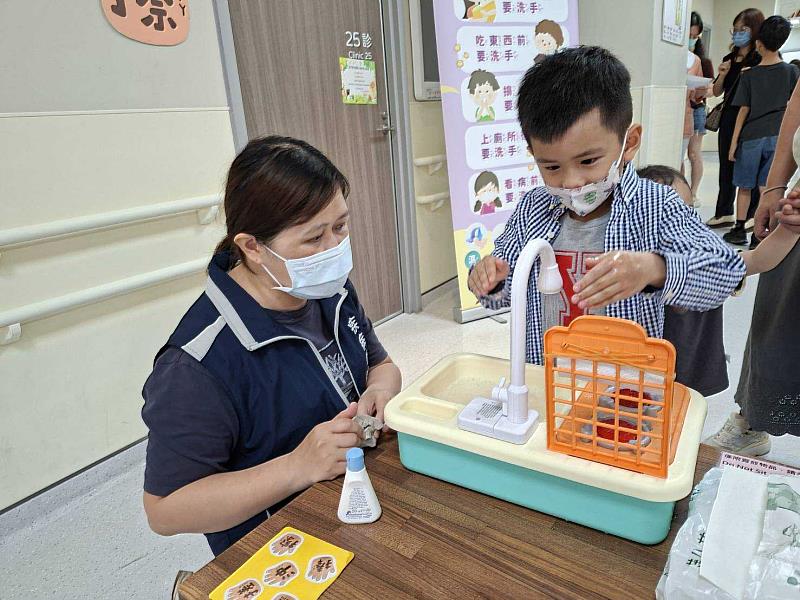 小朋友互動學習正確洗手。