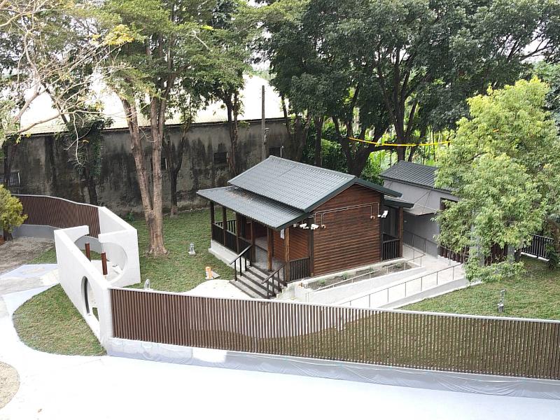 從空拍視角俯瞰，日式木構造建築靜謐地座落在庭園中央，圍籬與地景的設計在傳統與現代之間找尋最和諧的對話。