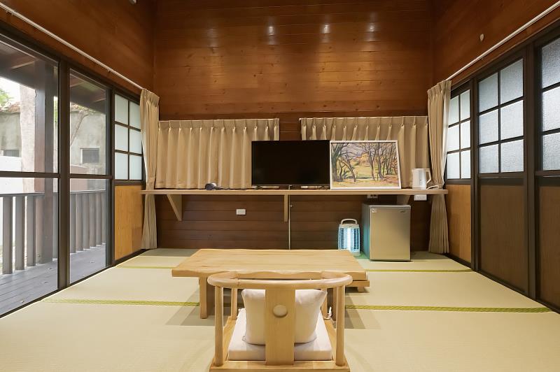 獨棟「站長室VILLA」採用經典的日式榻榻米與推拉門設計，窗外即是私人庭院，能深度體驗竹田頓物驛獨有的溫暖與靜謐。