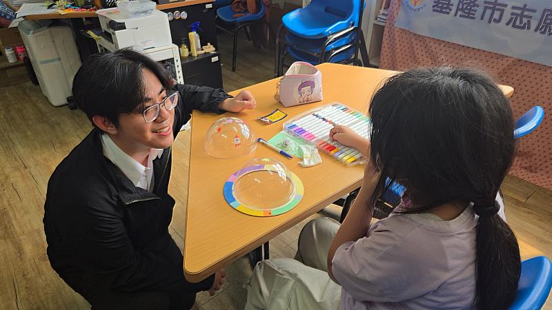 救國團「愛．分享」聚光計畫前進和平國小 手作星球燈實踐品格教育