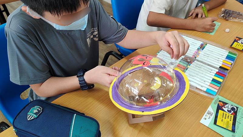 救國團「愛．分享」聚光計畫前進和平國小 手作星球燈實踐品格教育