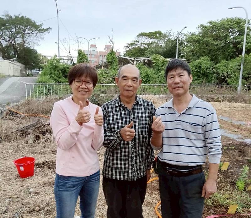 鍾秀琴主任（左）邀請擁有50餘年無毒栽種經驗的許清雲（中）及「三芝草很香香草園」負責人孫東元（右）指導教職員植物栽種技巧。