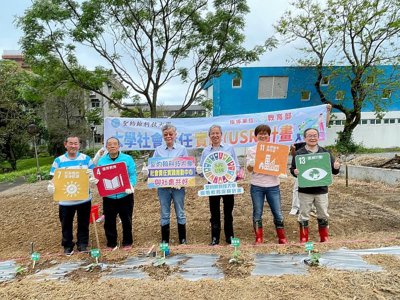 學校邀請師長與校友齊聚「埔園開心農場」，共同響應USR與永續發展目標。左起：陳永生會長、沈文賜學長、曾鴻鍊執行董事、唐彥博校長、鍾秀琴主任、李旻陽老師。