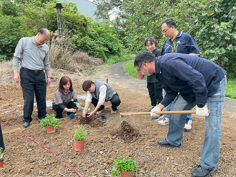 眾人分工合作，有的使用鋤頭整土，有的放置植物，共同建立新農場。