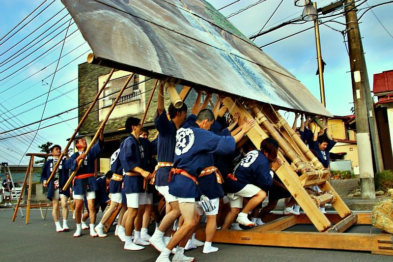 「山舉」是指舞台表演時所使用的背景、這是以烏山市特產的「烏山和紙」貼在網狀竹子框架上，然後畫上山水畫的「糊貼山」，由於這個「山」需以人力舉起，所以被稱為「山舉」，數百名年輕人們整齊劃一的團隊合作之下，有條不紊的依序高高舉起「山」的瞬間，魄力滿點非常吸睛。