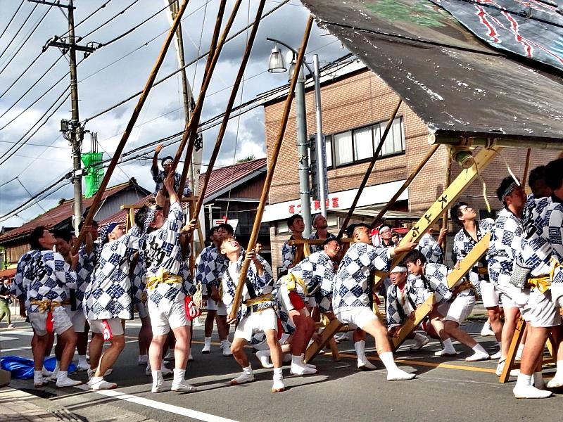 「糊貼山」以烏山和紙製成、繪有山水畫、高達10公尺，在街上設置出深達100公尺的大型舞台裝置，整個流程需動員約150人，他們有條不紊地搭建與拆除舞台裝置的「山舉」場面，展現團隊協作之美，充滿了魄力，十分震撼人心。