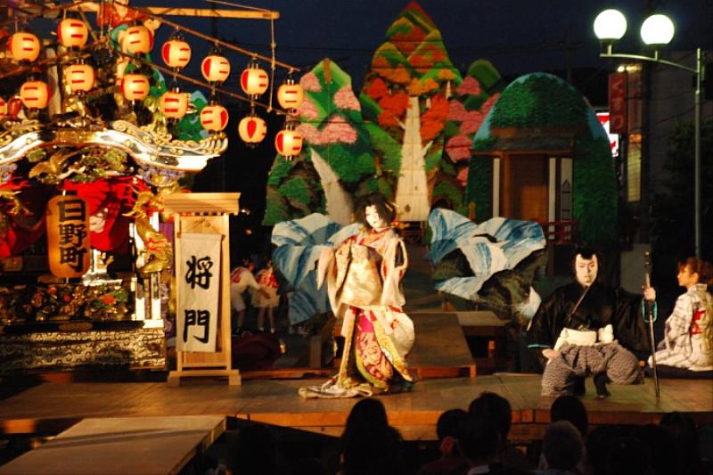 感覺很像我們的野台戲！