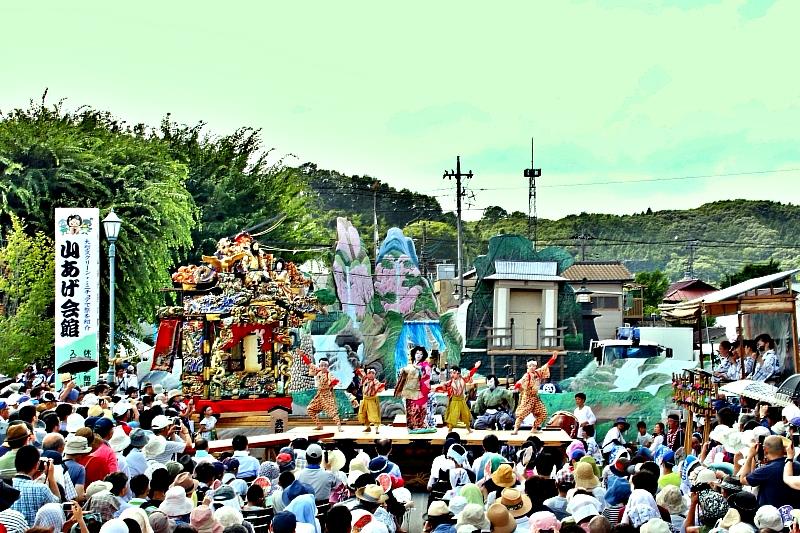 演出的劇目包括「平將門」、「戻橋」、「蛇公主」等曲目，在夏日烈陽下一日數回進行表演。