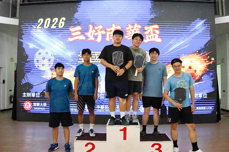 南華大學舉辦「三好南華盃全國匹克球賽」，運動與健康促進學士學位學程學生楊朝貴（左2）、陳逸愷（左1）榮獲大專男子組第2名。