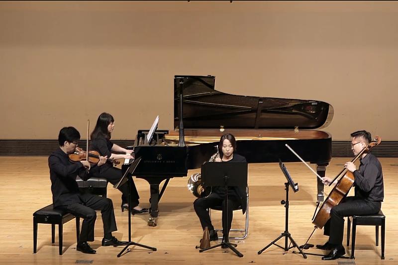 南大音樂系黃乾育老師作品〈府城四百〉於雅音樓音樂廳現場演出並錄製，由李慧怡、蔡耿銘、陳廷瑋與楊美娜教師群共同演奏，呈現專輯作品的演出成果。