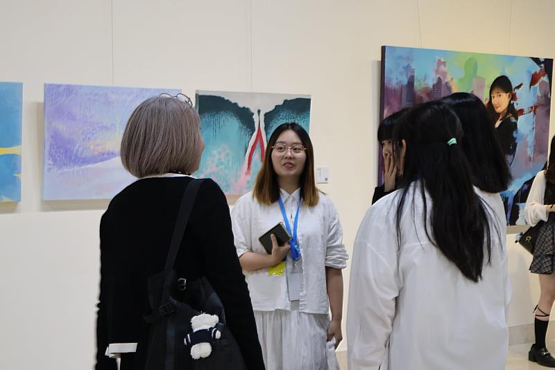 學生向與會來賓介紹作品。