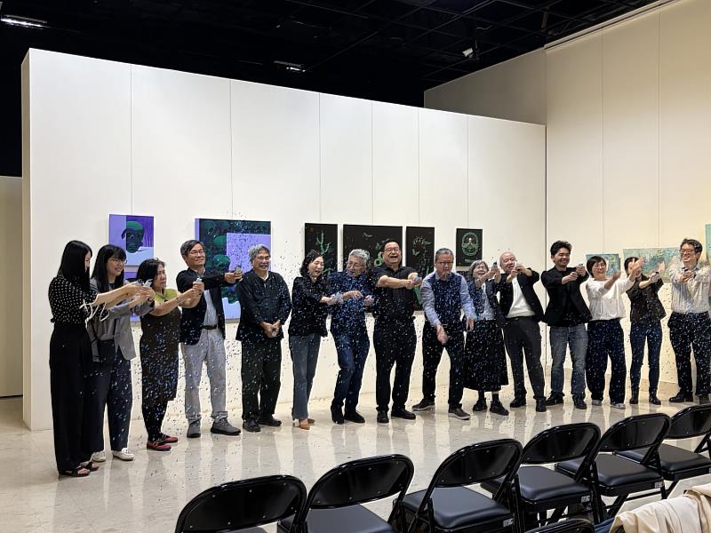 與會嘉賓一起拉炮，為本次展覽拉開序幕。