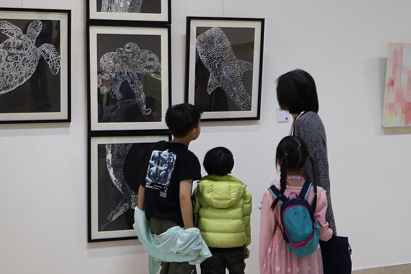 展出作品吸引小朋友駐足觀賞。