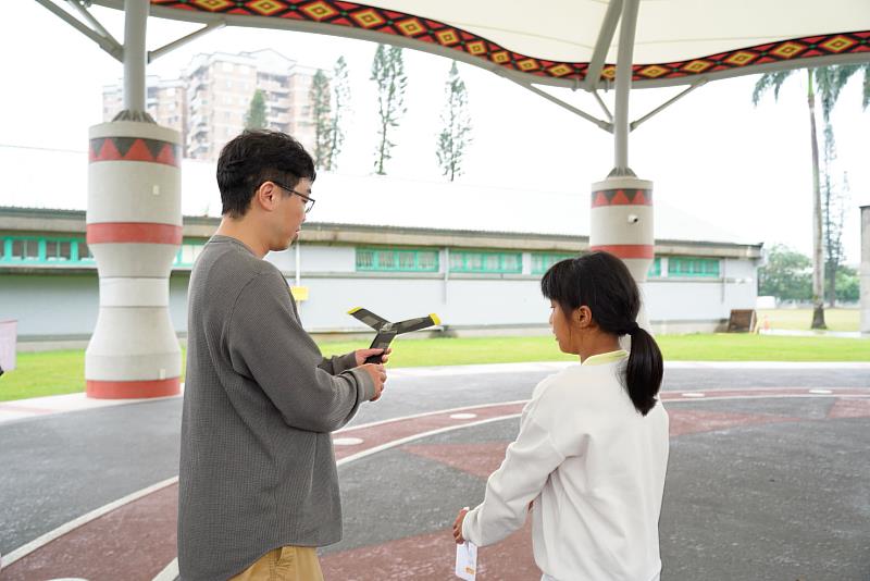 高中組評審龔意耘老師指導學員如何投射迴力鏢。