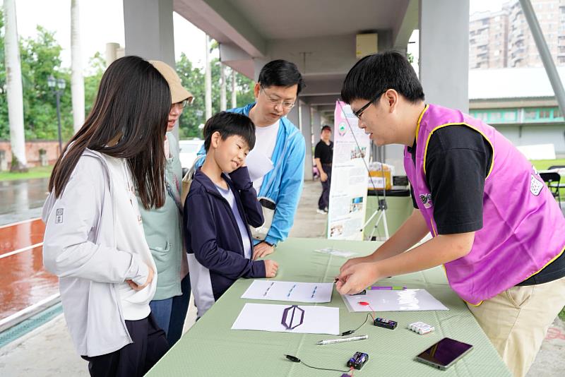 「電流熱效應－『石』在有感」關主帶學員認識電路串聯。