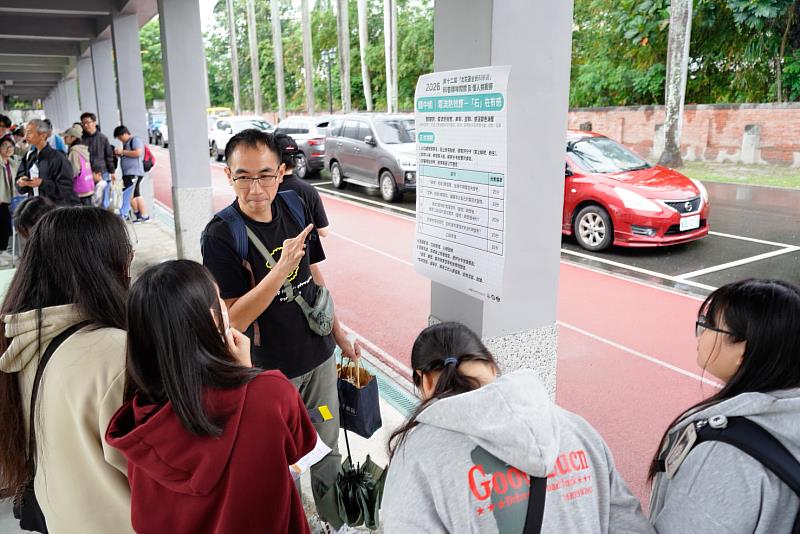 秀林國中張致瑋老師向學生說明「電流熱效應－『石』在有感」挑戰賽內容。