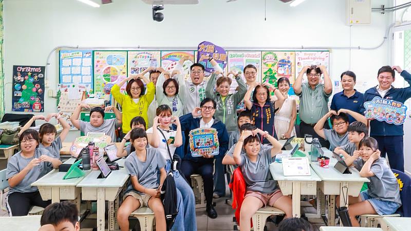 高雄市長陳其邁率隊到大樹國小、凱旋國小，化身「一日同學」體驗智慧教室。