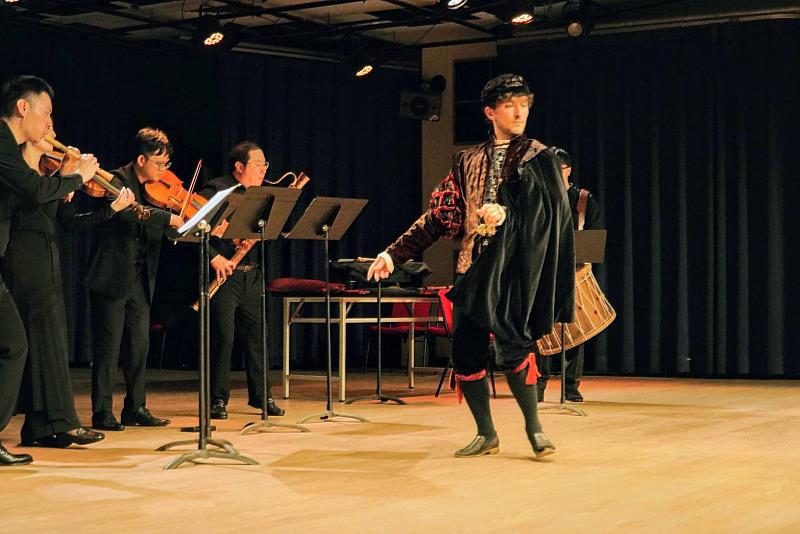 土耳其古樂聲樂家暨歷史舞蹈家Ozan Karagöz與團隊同台演出，結合聲樂、器樂與舞蹈呈現跨領域藝術形式。