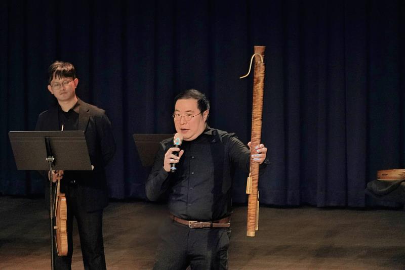 「微光古樂集」以歷史演奏法重現中世紀至文藝復興時期的音樂風貌，並結合古樂器介紹與導聆，引領觀眾細細體會古樂獨特而細膩的音色與風格之美；圖中樂器為文藝復興低音管。