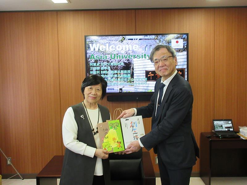亞洲大學柯慧貞副校長（左）與小澤弘明理事（右）互相致贈禮品。