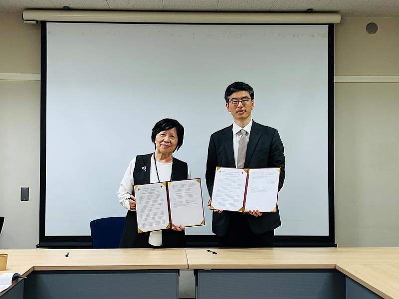 亞洲大學柯慧貞副校長（左）與千葉大學前沿醫學工程中心俞文偉教授（右），共同簽訂合作備忘錄（MOU）。