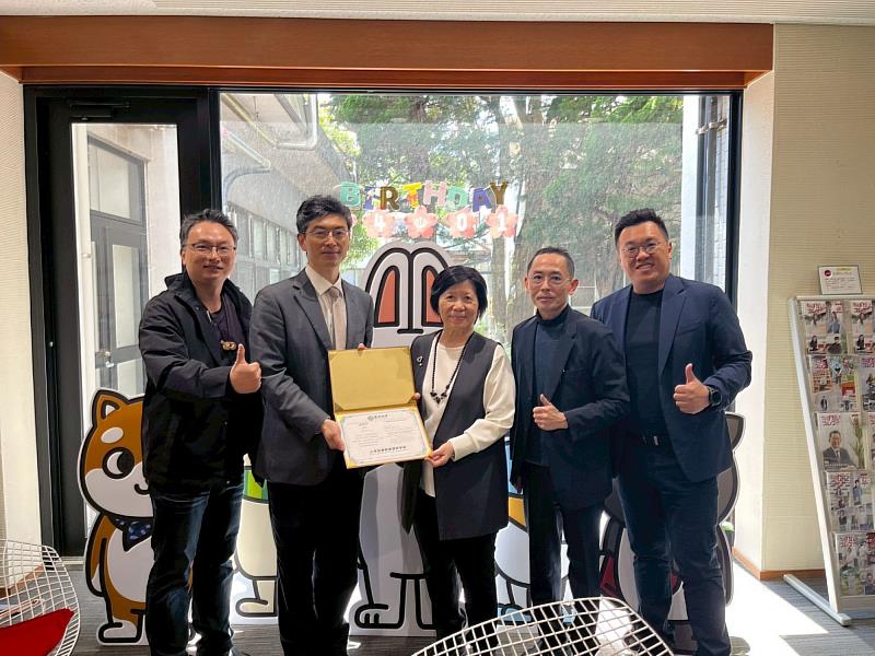 柯慧貞副校長（中）頒發感謝狀予千葉大學，由前沿醫學工程中心俞文偉教授（左2）代表接受。